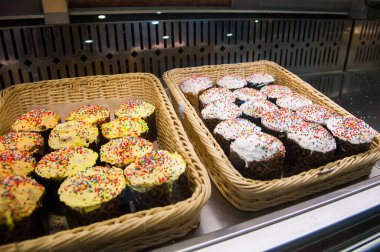 Paskalya tatili. Mağazada Paskalya pastası satışı