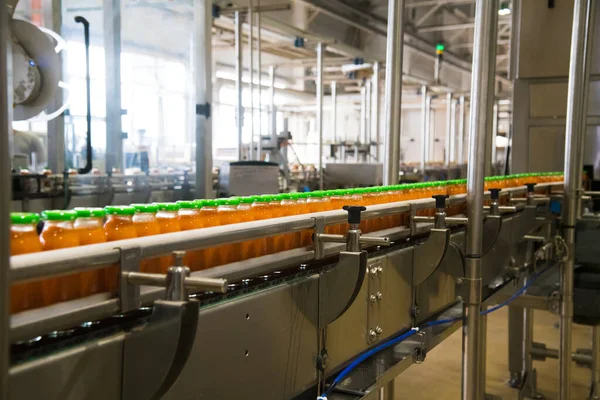 饮料厂或工厂的果汁生产线 现代计算机工业设备 玻璃瓶中的新鲜果汁 — 图库照片