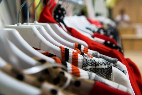 Perakende Mağazasında Askılı Renkli Kadın Elbiseleri — Stok fotoğraf