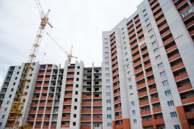 Çok katlı bir bina. Çok katlı konut inşaatı