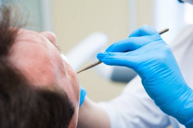 Diş işçiliği. Diş kliniğindeki hasta.