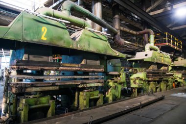 Fabrikanın geniş bir bölgesinde bulunan büyük bir üretim atölyesi.