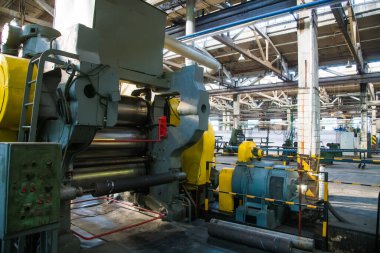 Fabrikanın geniş bir bölgesinde bulunan büyük bir üretim atölyesi.