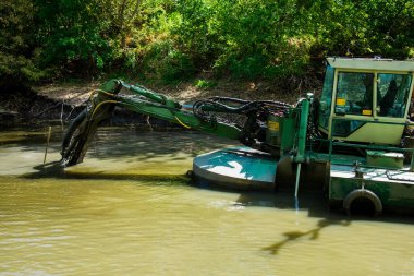 İşçiler, toprağı sudan kazmak gerektiğinde bir süzgeç kullanırlar.