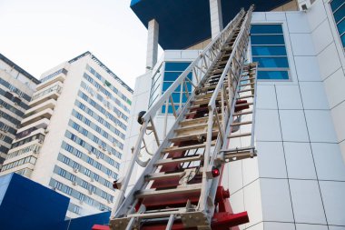 Acil servisler binaya girebilmek için sürgülü yangın merdiveni kullanıyor.
