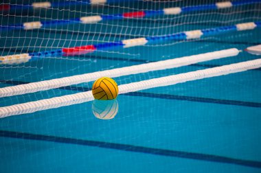 Yüzme havuzunda su topu hareketi