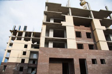 Çok katlı bir bina. Çok katlı konut inşaatı