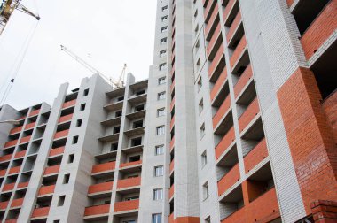 Çok katlı bir bina. Çok katlı konut inşaatı