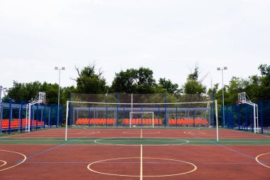 Konut kompleksinin avlusunda spor sahası. Eğitim kurumlarının spor, basketbol, futbol, voleybol, hentbol sahaları