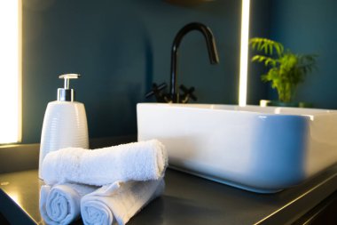 Masaj, iyileşme ve güzellik hizmetleri ekipmanlarıyla Modern Sağlık Merkezi.