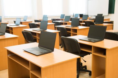 Okulda bilgisayar dersi. Dizüstü bilgisayarlar okul sıralarında. Uzaklık öğrenimi