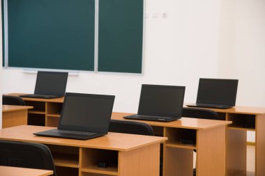 Okulda bilgisayar dersi. Dizüstü bilgisayarlar okul sıralarında. Uzaklık öğrenimi