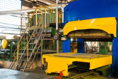 Fabrikanın geniş bir bölgesinde bulunan büyük bir üretim atölyesi.