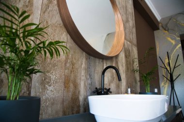 Masaj, iyileşme ve güzellik hizmetleri ekipmanlarıyla Modern Sağlık Merkezi.