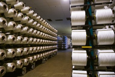 Kumaş yapımında beyaz iplikli pek çok bobin kullanılır.