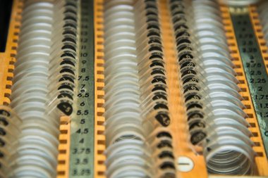 Görme testi için bir lens seti, optometrist tarafından kullanılır.