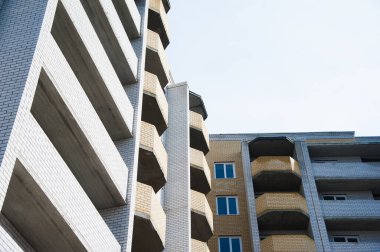 Çok katlı bir bina. Çok katlı konut inşaatı