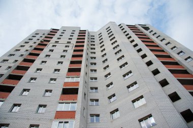 Çok katlı bir bina. Çok katlı konut inşaatı