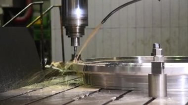 Detaylar makinenin üzerine delinir ve matkabı suyla soğutulur.