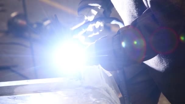 工人在生产中的焊机上烹调金属 — 图库视频影像