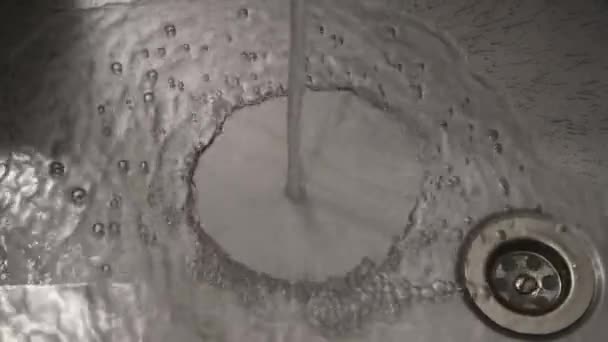 Sebuah Aliran Air Bersih Mengalir Dalam Wastafel Logam — Stok Video