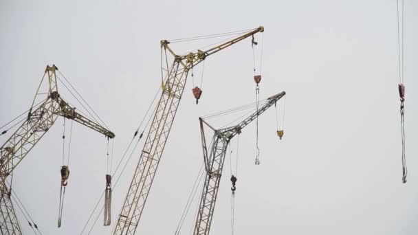 Bouw Van Appartementen Met Gebruik Van Torenkranen — Stockvideo