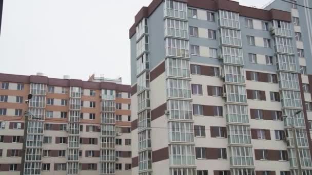 Dois Novos Edifícios Apartamentos Ficam Lado Outro — Vídeo de Stock