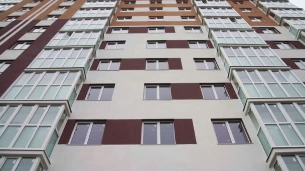 Der Wand Des Neuen Wohnhauses Befinden Sich Balkone Und Fenster — Stockvideo