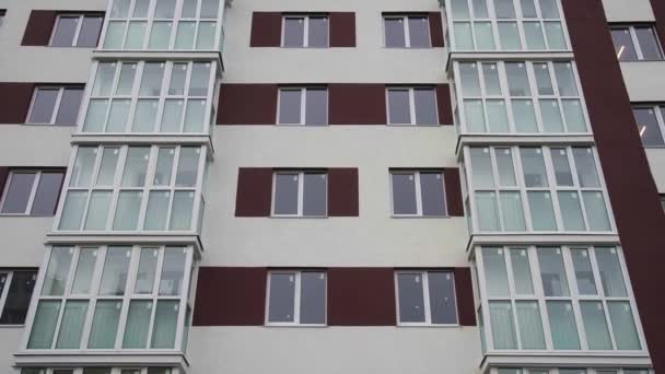 Der Wand Des Neuen Wohnhauses Befinden Sich Balkone Und Fenster — Stockvideo