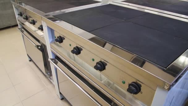 一个有烤箱的厨房大火炉被用来做饭 — 图库视频影像