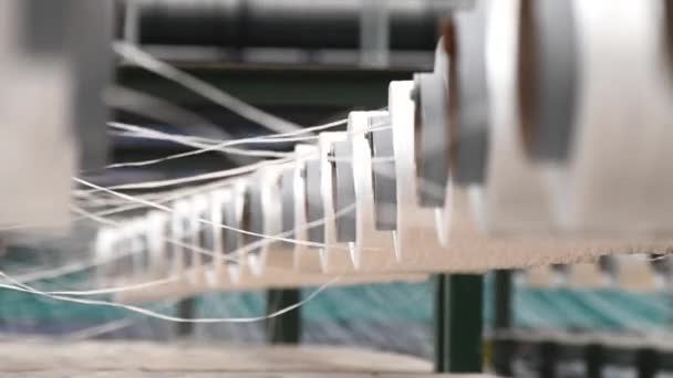 繊維産業 糸スプール紡績 織物工場内の機械 — ストック動画