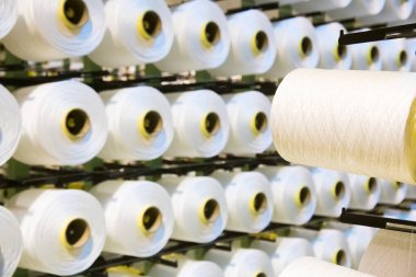 Kumaş yapımında beyaz iplikli pek çok bobin kullanılır.