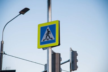 Yaya geçidinde trafik ışığı. Yeşil ışıklı trafik ışığı ve yaya geçidi tabelası.