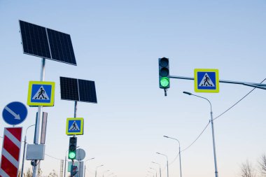 Yaya geçidinde trafik ışığı. Yeşil ışıklı trafik ışığı ve yaya geçidi tabelası.