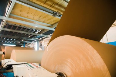 Çok büyük bir rulo kağıt üretiliyor.