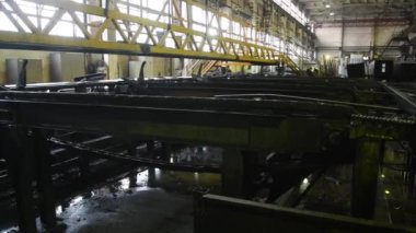 Makine aletleri ve ekipmanlarla atölye çalışması, metal borular için çelik rulo. Metal boruların üretimi için bitki. Çelik borular yığını.