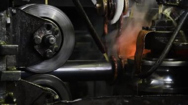 Makine aletleri ve ekipmanlarla atölye çalışması, metal borular için çelik rulo. Metal boruların üretimi için bitki. Çelik borular yığını.