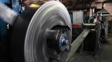 Makine aletleri ve ekipmanlarla atölye çalışması, metal borular için çelik rulo. Metal boruların üretimi için bitki. Çelik borular yığını.