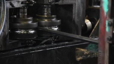 Makine aletleri ve ekipmanlarla atölye çalışması, metal borular için çelik rulo. Metal boruların üretimi için bitki. Çelik borular yığını.