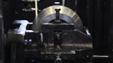 Makine aletleri ve ekipmanlarla atölye çalışması, metal borular için çelik rulo. Metal boruların üretimi için bitki. Çelik borular yığını.