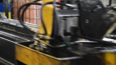 Makine aletleri ve ekipmanlarla atölye çalışması, metal borular için çelik rulo. Metal boruların üretimi için bitki. Çelik borular yığını.
