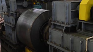 Makine aletleri ve ekipmanlarla atölye çalışması, metal borular için çelik rulo. Metal boruların üretimi için bitki. Çelik borular yığını.