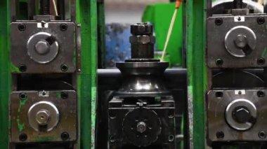 Makine aletleri ve ekipmanlarla atölye çalışması, metal borular için çelik rulo. Metal boruların üretimi için bitki. Çelik borular yığını.