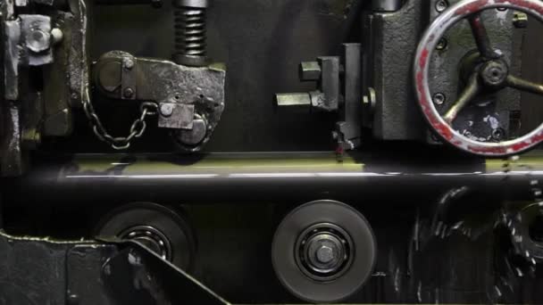 工作機械や機器とのワークショップ 金属パイプを製造するための鋼のロール 金属パイプの生産のための工場 鋼管のスタック — ストック動画