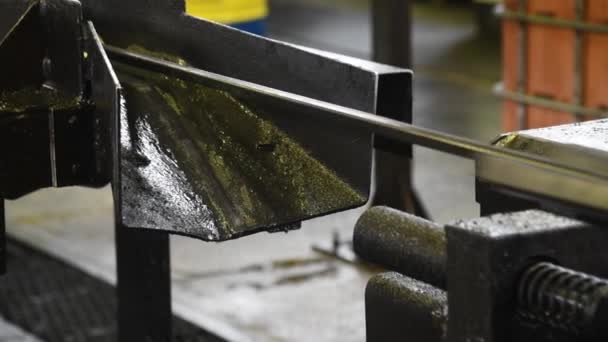 车间配备机床和设备 生产金属管用钢辊 生产金属管的工厂 成堆的钢管 — 图库视频影像