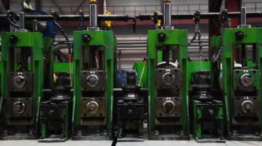 Makine aletleri ve ekipmanlarla atölye çalışması, metal borular için çelik rulo. Metal boruların üretimi için bitki. Çelik borular yığını.