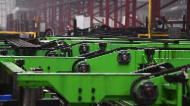 Makine aletleri ve ekipmanlarla atölye çalışması, metal borular için çelik rulo. Metal boruların üretimi için bitki. Çelik borular yığını.