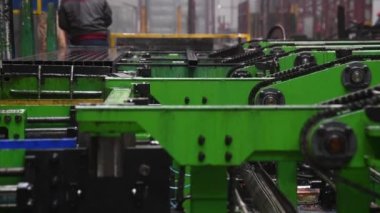 Makine aletleri ve ekipmanlarla atölye çalışması, metal borular için çelik rulo. Metal boruların üretimi için bitki. Çelik borular yığını.