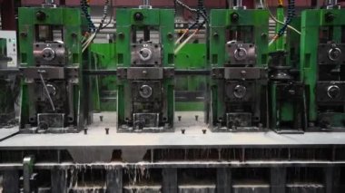 Makine aletleri ve ekipmanlarla atölye çalışması, metal borular için çelik rulo. Metal boruların üretimi için bitki. Çelik borular yığını.