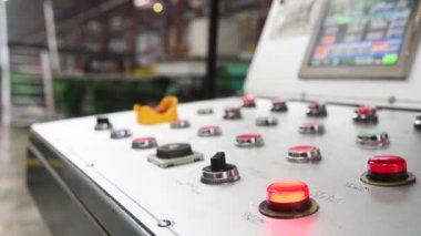 Makine aletleri ve ekipmanlarla atölye çalışması, metal borular için çelik rulo. Metal boruların üretimi için bitki. Çelik borular yığını.